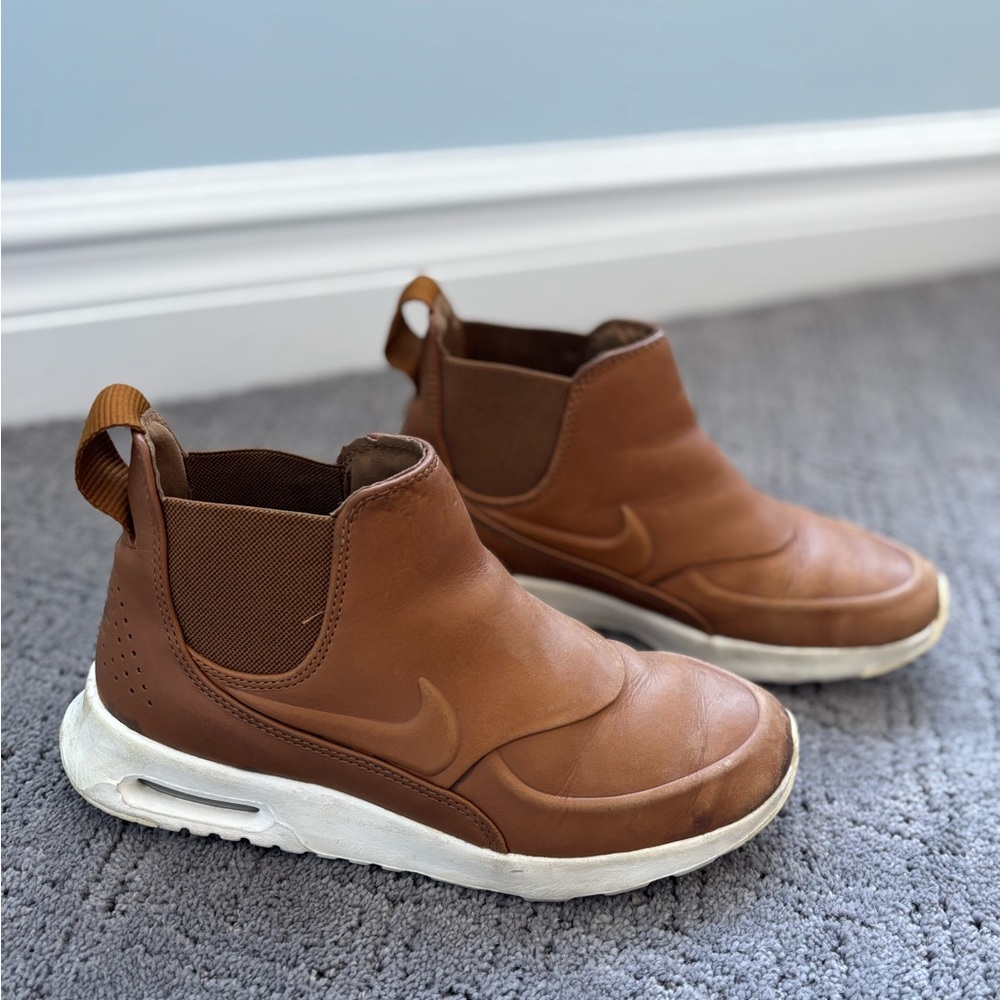 Nike dressier sneakers size 6.5